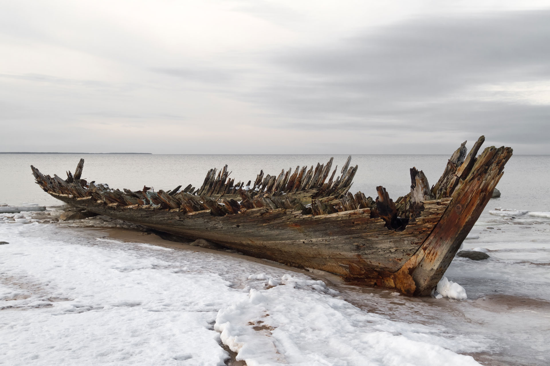 shipwreck-on-beach-ss-1920.jpg